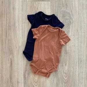 *VGUC* Kyte Baby Short Sleeve Onesies - 0–3 Months - Navy and Spice